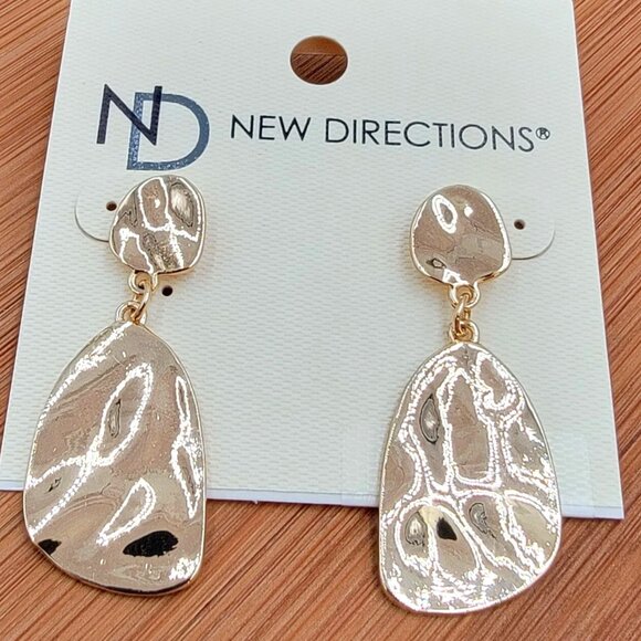 New Directions Gold asymmetrical hammered dangle stud earrings NWT - Picture 1 of 2